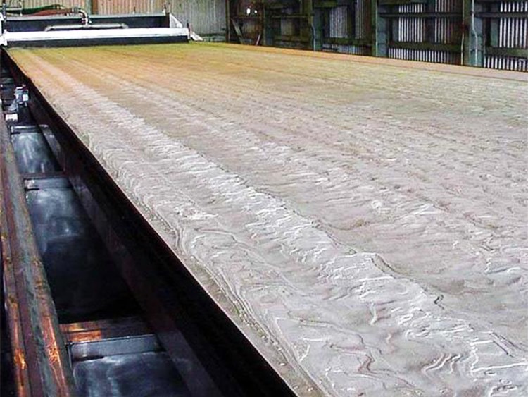 Vacuum filter belt for dewatering flue gas desulfurization